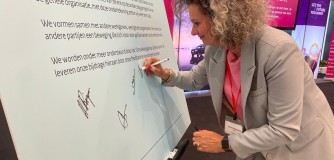 Foto 1 Ondertekening Irene.jpg